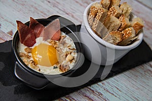 Recipe Oeuf cocotte with fresh cream sauce, Roquefort and walnuts, ham chips