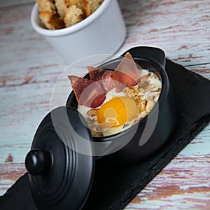 Recipe Oeuf cocotte with fresh cream sauce, Roquefort and walnuts, ham chips