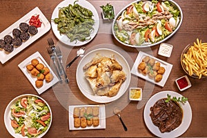 Recipes of typical Spanish dishes and tapas with croquettes of various flavors, salad with tuna and tomato, fried padron peppers,