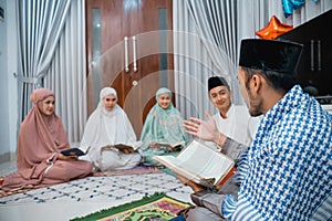 Recitation leader gives explanation while reading the Holy Quran