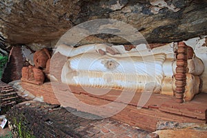 Reclining buddha statue, Pidurangala Royal Cave Temple, Sigiriya, Sri Lanka