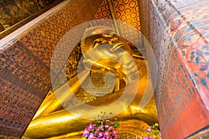 Reclining golden buddha statue at Wat Pho