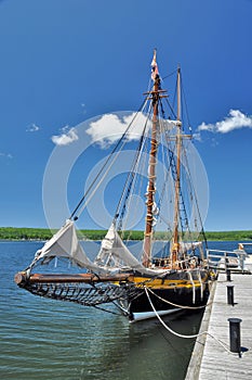 Reconstruction of the armed British gaff topsail schooner HMS Bee