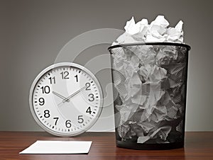 Recycle Bin and a clock