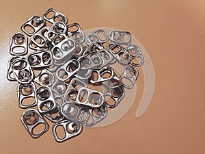 Recycling aluminum lid can be used to make artificial legs.