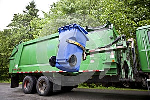 Reciclaje camión cosecha arriba ceniceros horizontalmente 