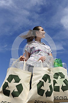 Recyklácia žena držanie taška plastický fľaše 