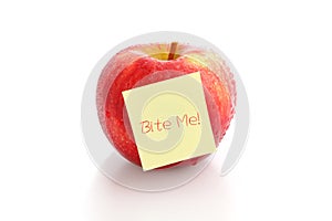 Red apple with empty post-it, Bite me !