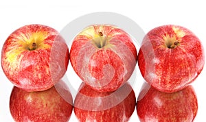 Red apples reflected it's shape