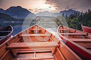 Majestátní horské jezero v národním parku Vysoké Tatry, Slovensko, Evropa. Západ slunce.