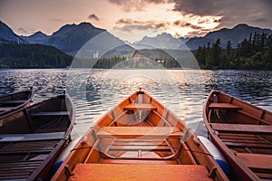 Majestátní horské jezero v národním parku Vysoké Tatry, Slovensko, Evropa. Západ slunce.