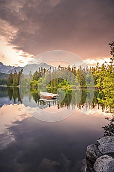 Majestátní horské jezero v národním parku Vysoké Tatry, Slovensko, Evropa. Západ slunce.