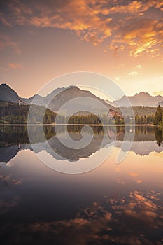 Majestátní horské jezero v národním parku Vysoké Tatry, Slovensko, Evropa. Západ slunce.