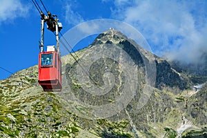 Červená lanovka z Tater na Lomnický štít. Krásná horská krajina na Slovensku.