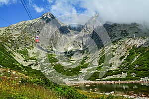 Červená lanovka z Tatier na Lomnický štít. Krásna horská krajina na Slovensku.