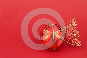 red christmas tree ball and christmas tree - rote Weihnachtskugel mit goldenem Weihnachtsbaum