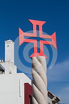 Cruz sobre el iglesia. el edificio blanco fachada chimenea en. profundo cielo azul 