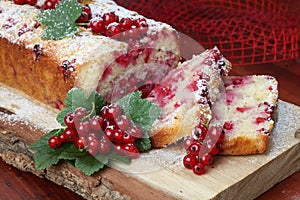 Red currant sponge cake