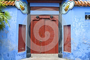 Red door in chinesse temple