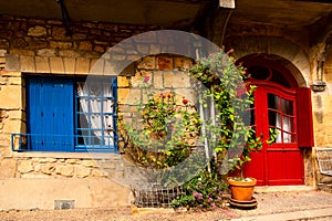 Red door Green roses Saint-Cyprien Dordogne