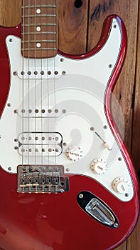 Red electric guitar, 1 volume, 2 tones