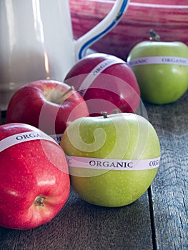 Red & green organic apples