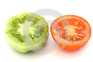 Red and green tomatoe slices