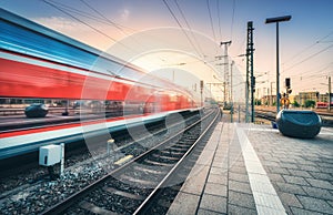 Alto velocità il treno movimento sul linee ferroviarie stazione 