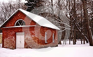 red house winter snow cold day trees park Sankt-Petersburg