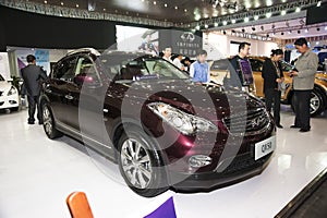 Red infiniti qx50 car