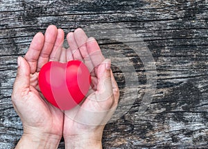 Corazón de amor sobre el mano apoyo sobre el envejecimiento viejo madera apoyo cuidado campana 