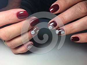 red manicure with delicate white snowflakes