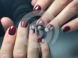 red manicure with delicate white snowflakes