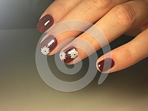 red manicure with delicate white snowflakes
