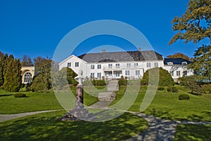 Red mansion (in norwegian rÃÂ¸d herregÃÂ¥rd)