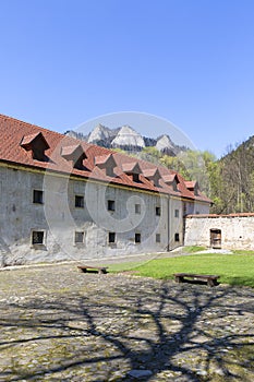 Červený Kláštor, ohradný múr, nádvorie a výhľad na masív Trojkoruny, Slovensko
