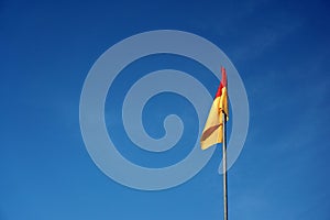 A red over yellow flag at beach