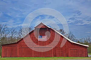 A red  barn with the U.S. American flag