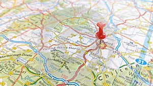 A red pin stuck in Oxford on a map of England