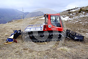 Red Pisten Bully