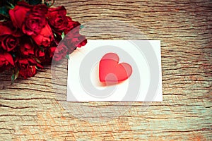 Red roses flower bouquet romantic love valentines day card envelope letter mail with red heart - Invitation card wedding on wood