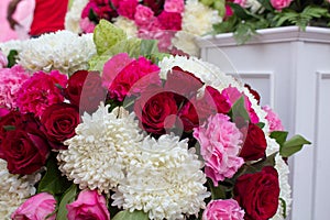 Red roses and white Chrysanthemum in wedding