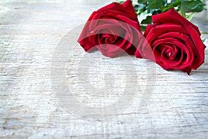 Red roses on woonden background. Valentine's Day, anniversary et