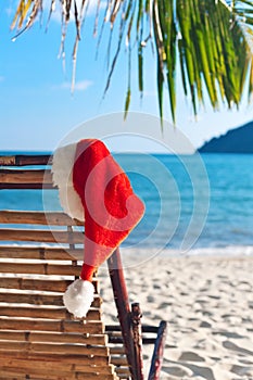 Papá noel un sombrero colgante sobre el Playa sillas 