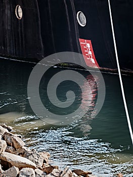 Červená stupnice na nákladní lodi s vyznačením hloubky ponoru
