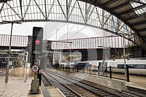 Segnale sul partenza da strade stazione 