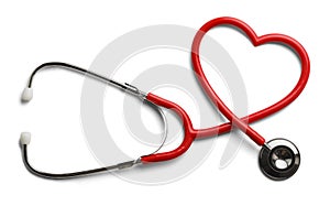 Rot Stethoskop in Form von Herzen Isoliert Auf Weißem Hintergrund.