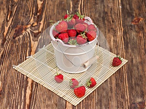 Red strawberies in bowl