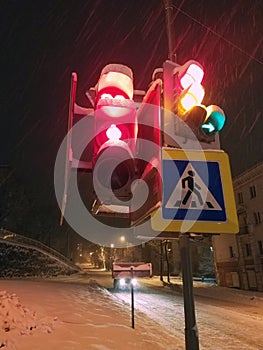 Red traffic light lights up at night
