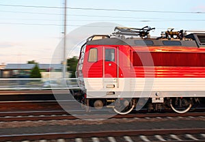 Červený vlak v pohybe